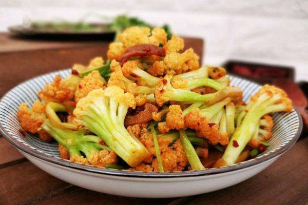 花菜和西藍花的營養(yǎng)區(qū)別 花菜和什么菜搭配好吃 花菜和西藍花的營養(yǎng)區(qū)別 花菜和什么菜搭配好吃