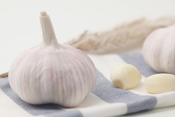大蒜是不是發(fā)物 大蒜吃了會(huì)放屁嗎 大蒜是不是發(fā)物 大蒜吃了會(huì)放屁嗎