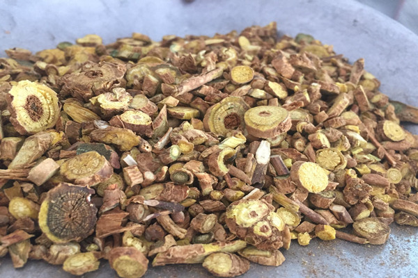 黃芩泡水喝有什么用處 黃芩泡水多久喝一次 黃芩泡水喝有什么用處 黃芩泡水多久喝一次