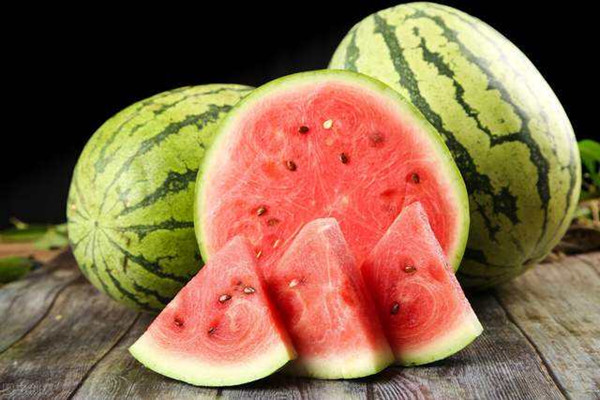 西瓜的熱量是多少大卡 西瓜吃了發(fā)胖嗎 西瓜的熱量是多少大卡 西瓜吃了發(fā)胖嗎