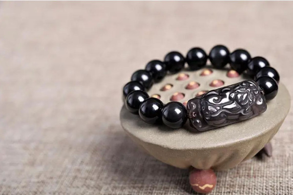 黑曜石可以戴著睡覺嗎 黑曜石會越戴越亮嗎 黑曜石可以戴著睡覺嗎 黑曜石會越戴越亮嗎