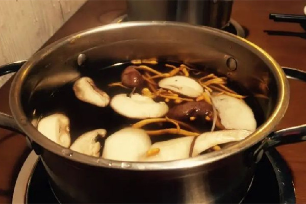 菌湯火鍋煮什么菜好吃 菌湯火鍋適合的蘸料 菌湯火鍋煮什么菜好吃 菌湯火鍋適合的蘸料