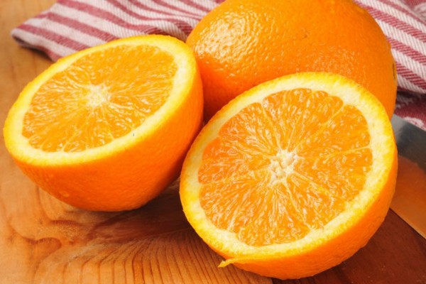 橙子怎么撥開最方便 橙子剝皮吃還是切塊吃 橙子怎么撥開最方便 橙子剝皮吃還是切塊吃